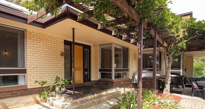 Sandy Pool Shack: Saltwater Pool, Pets Welcome, Park & Beach