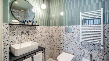 Deluxe-Doppelzimmer | Badezimmer | Dusche, Haartrockner, Bidet, Handtücher