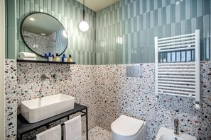 Deluxe Double Room | Bathroom | Shower, hair dryer, bidet, towels - Sheva Boutique Hotel (Milan)