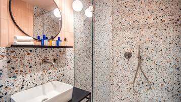 Chambre Double Deluxe | Salle de bain | Douche, sèche-cheveux, bidet, serviettes fournies