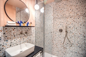 Deluxe-dobbeltværelse | Badeværelse | Bruser, hårtørrer, bidet, håndklæder