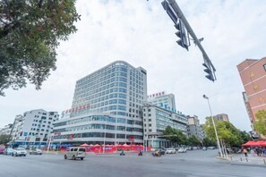 Free self parking - Wufu Hotel (Liuyang Jili Hospital Branch) (Liuyang)