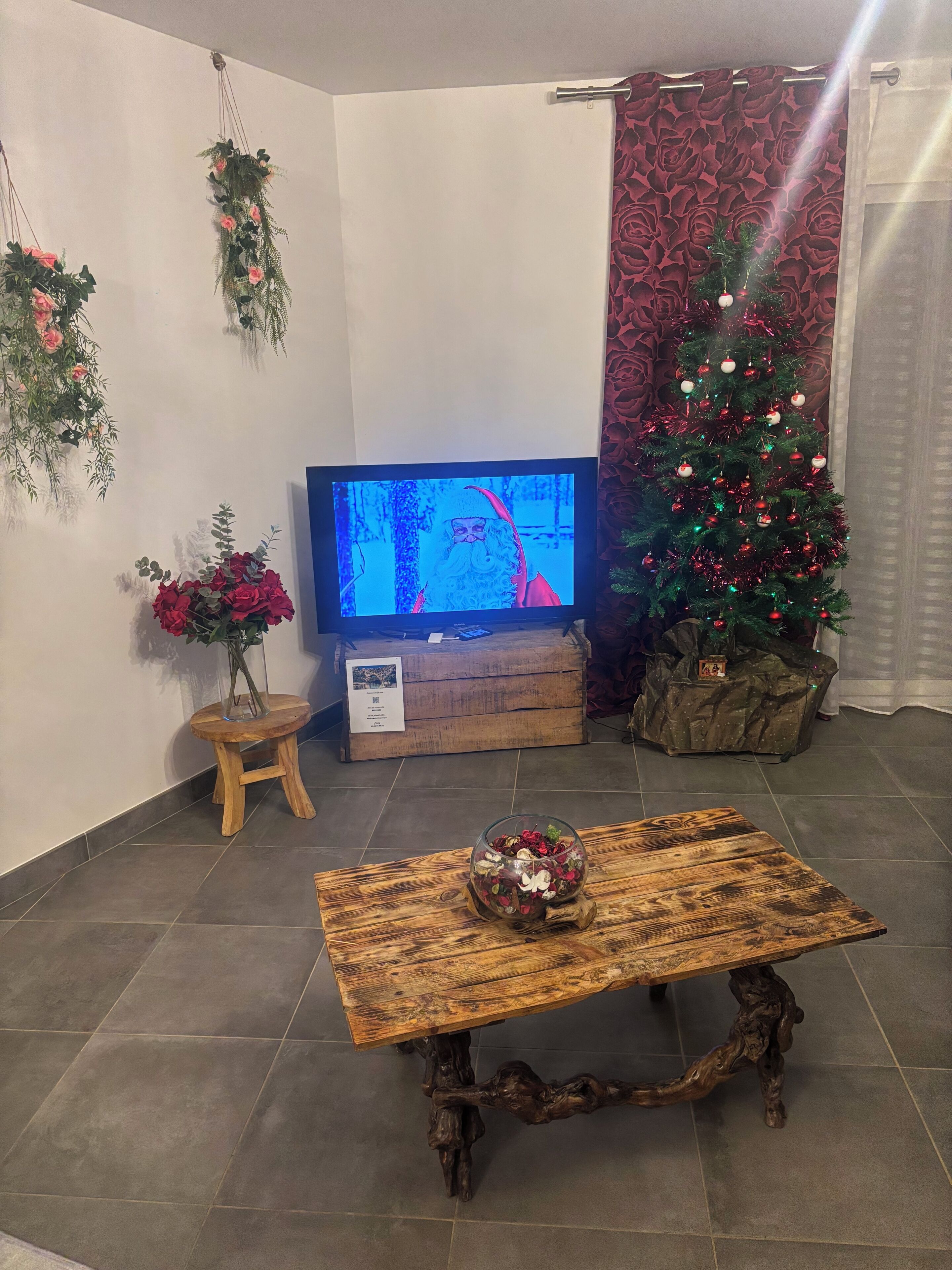     Sapin de Noël installé sur simple demande pendant les fêtes.