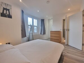 2 عدّة غرف نوم وواي فاي وملاءات أسرّة