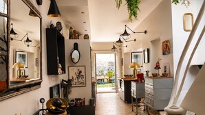 A modern kitchen with a central island, pendant lighting, and a view to the outdoors. - Maison Simone, cosy and private garden - Centre Arles - 2 bedrooms. (Arles)