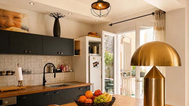 A modern kitchen with a wooden countertop, a fruit bowl, a loaf of bread, and a gold lamp. - Maison Simone, cosy and private garden - Centre Arles - 2 bedrooms. (Arles)