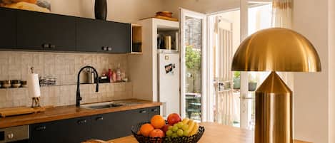 Réfrigérateur, four à micro-ondes, un four, surface de cuisson