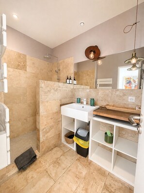 Secadora de cabello, toallas, jabón, shampoo 