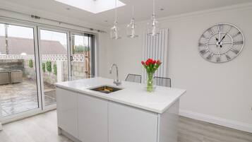 Cottage | Private kitchen | Fridge, electric kettle, toaster, cookware/dishes/utensils