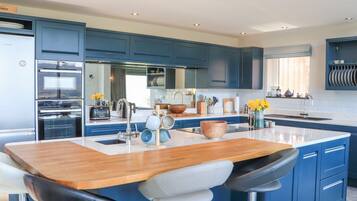 Cottage | Private kitchen | Fridge, dishwasher, cookware/dishes/utensils