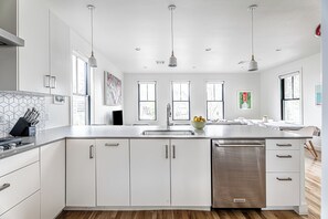 冰箱、微波炉、烤箱、炉灶