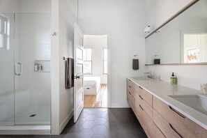 House, Multiple Beds, Patio, City View (East Side Modern) | Private kitchen | Fridge, microwave, oven, stovetop - Rooftop Deck 5 Mins to Downtown (Austin)