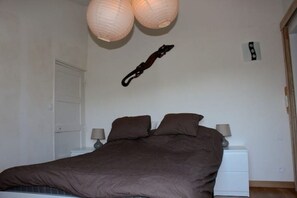 2 chambres, fer et planche à repasser, draps fournis