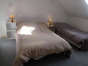 2 chambres, fer et planche Ă repasser, draps fournis