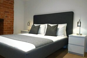 1 bedroom, desk, iron/ironing board, WiFi - Stylish Apartment in City Centre with Parking (Preston)