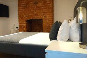 1 bedroom, desk, iron/ironing board, WiFi - Stylish Apartment in City Centre with Parking (Preston)