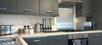 Stylish Apartment in City Centre with Parking