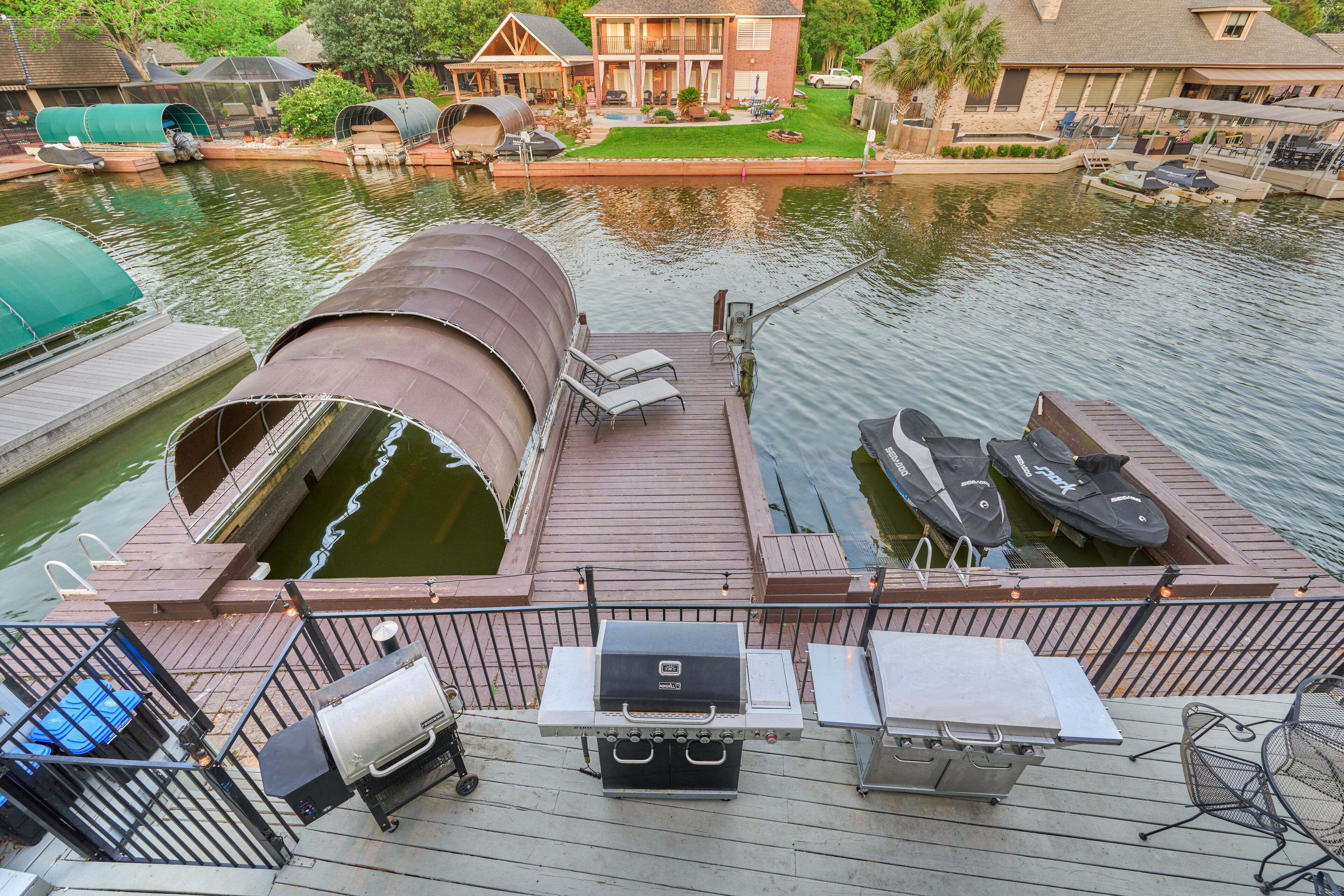 Spacious [14 Beds] 4BR Conroe Lakefront Getaway