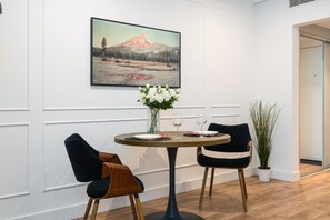 In-room dining - Zwierzyniecka Studio Poznan by Renters (Poznan)