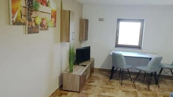 Apartment (One-Bedroom Apartment with Terrace) | Dining room
