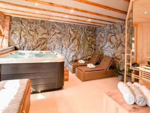 House (Two Bedroom Holiday Home with Terrace) | Private spa tub - Spa Oasis Samanta (Ludbreg)