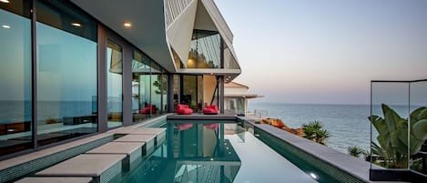 Außenpool, beheizter Pool, Liegestühle