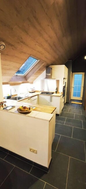 Fridge, microwave, oven, stovetop - Gîte Le Haut-Vent
1 bedroom apartment 1st floor (Fosses-la-Ville)