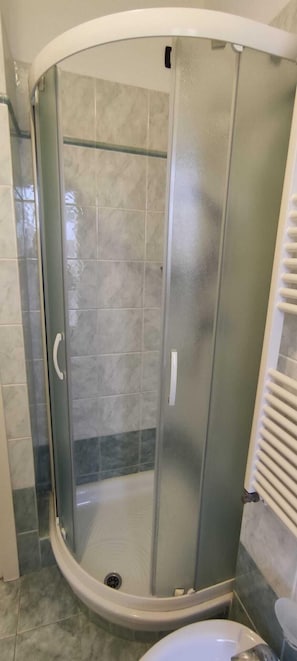Apartamento | Banheiro | Chuveiro, secador de cabelo, bidê 