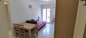 Apartamento | Área de estar | TV de tela plana 32 polegadas com canais digitais, TV
