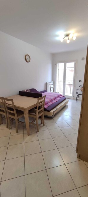Apartamento | Área de estar | TV de tela plana 32 polegadas com canais digitais, TV