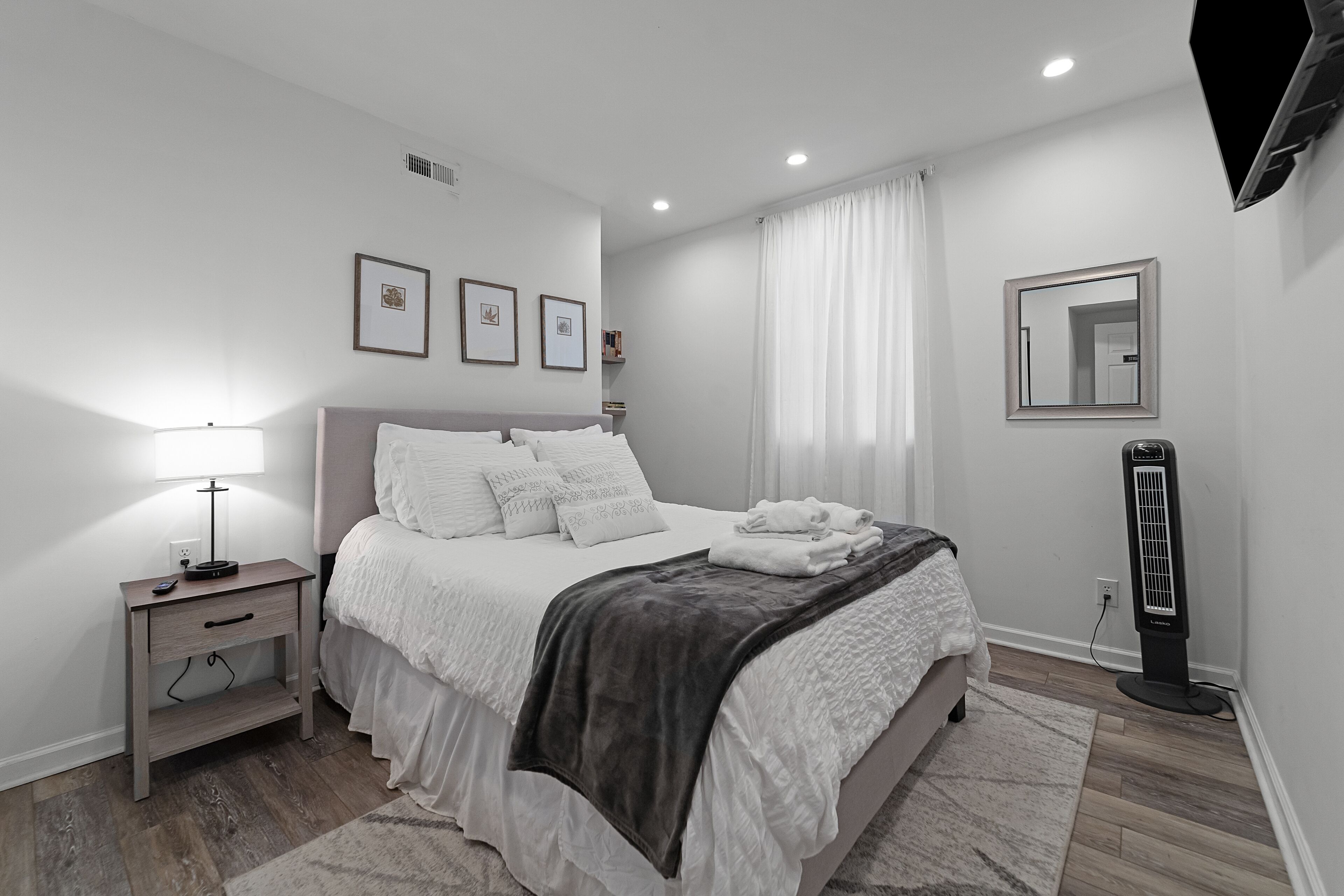 2 室のベッドルーム、デスク、WiFi、ベッドシーツ