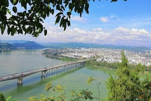 Un pont enjambant une rivière, avec une vue sur la ville en arrière-plan.