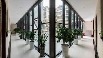 المنشأة من الداخل