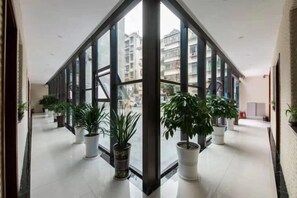 المنشأة من الداخل