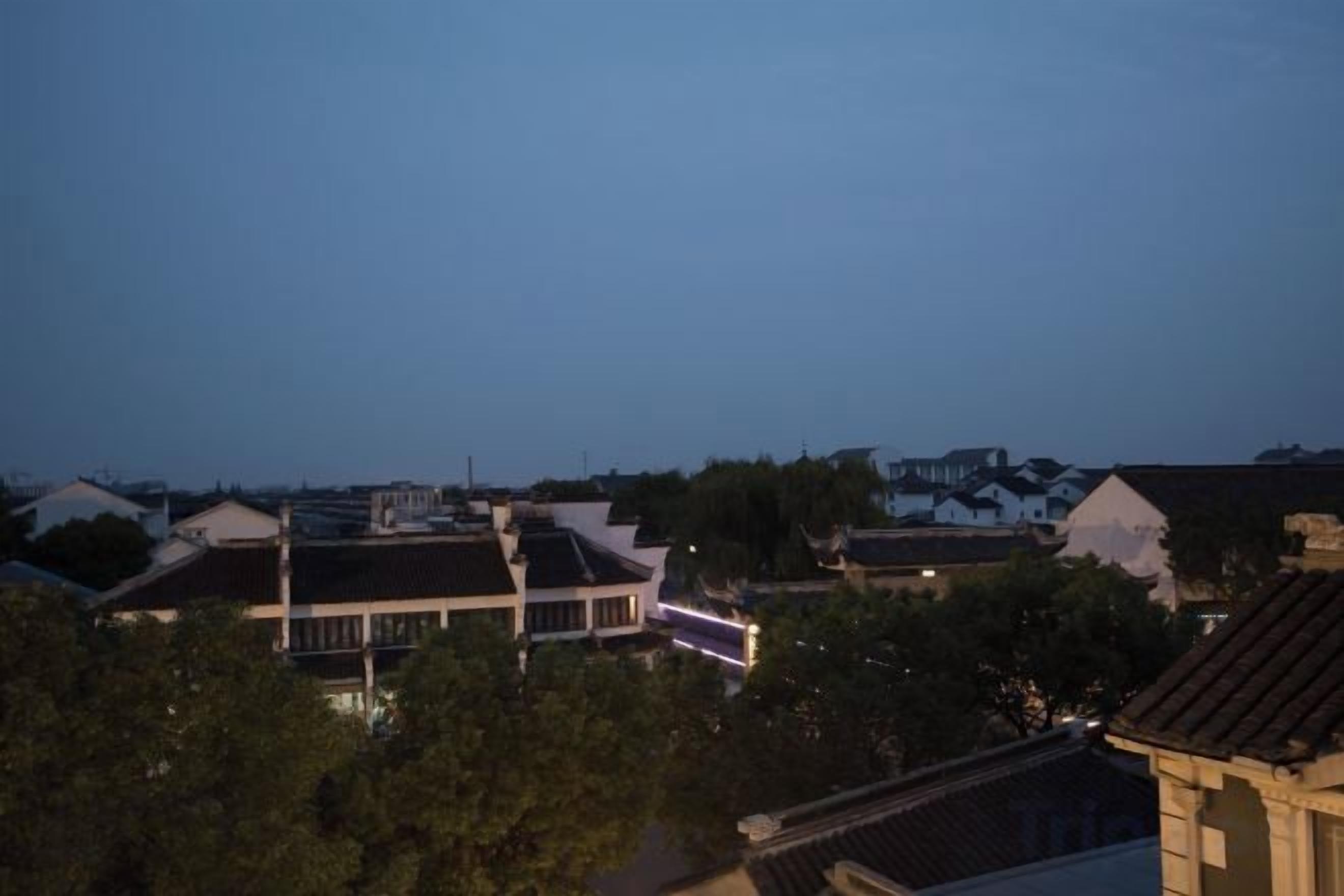 Un quartier résidentiel avec des maisons et des arbres, sans aucun élément qui indiquerait la présence d’un hôtel.