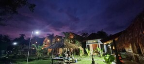 Voorkant accommodatie - avond/nacht