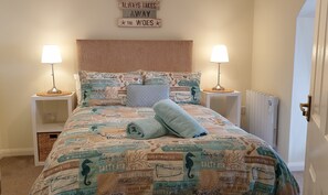 1 habitación, tabla de planchar con plancha y cuna de viaje 