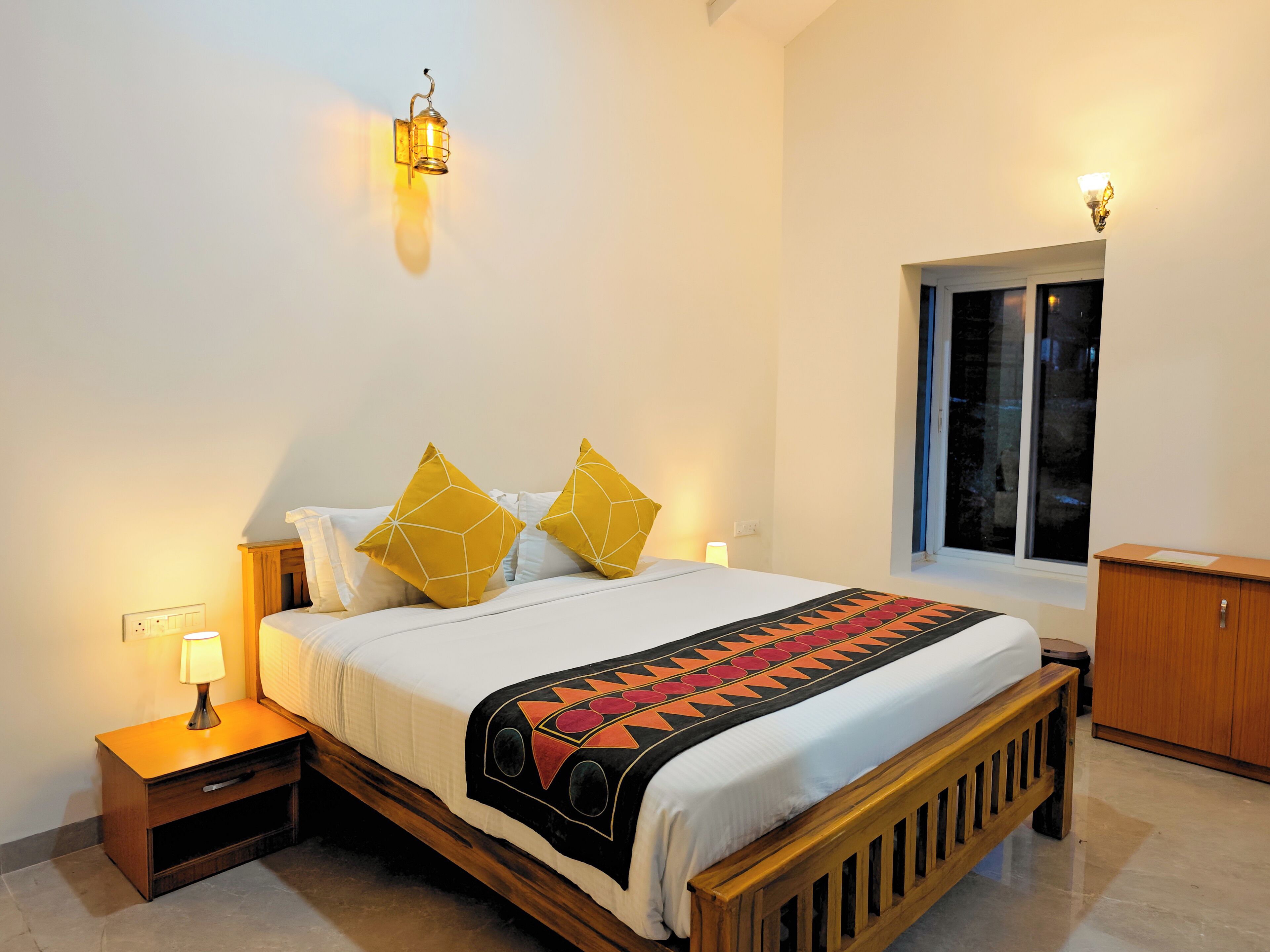 In-room safe, soundproofing, iron/ironing board, free WiFi