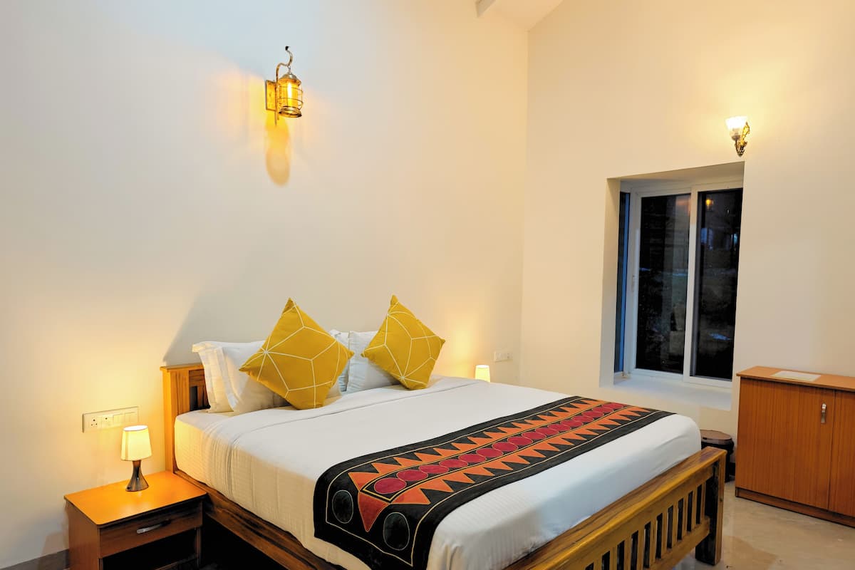 Standard Double Room | 2 bedrooms, in-room safe, soundproofing, iron/ironing board