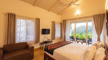 In-room safe, soundproofing, iron/ironing board, free WiFi
