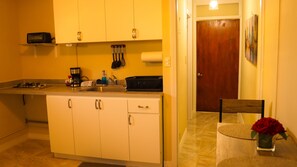 Kühlschrank, Herdplatte, Wasserkocher mit Kaffee-/Teezubehör, Toaster
