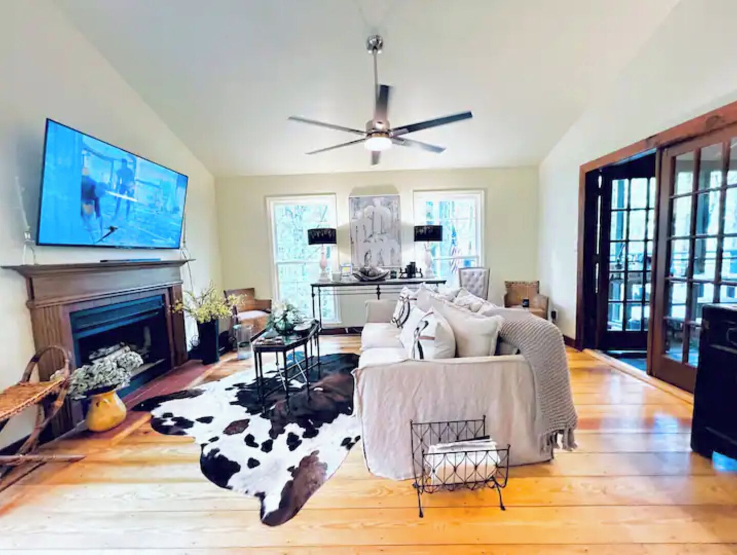 智能電視、壁爐、書籍