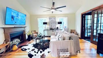 智能電視、壁爐、書籍