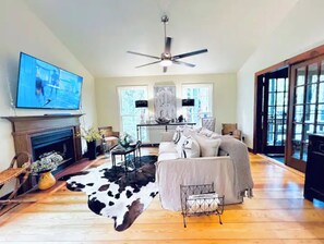 Smart TV, chimenea y libros 