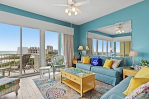 Apartment, Mehrere Betten, Balkon, Meerblick | Wohnbereich | Fernseher