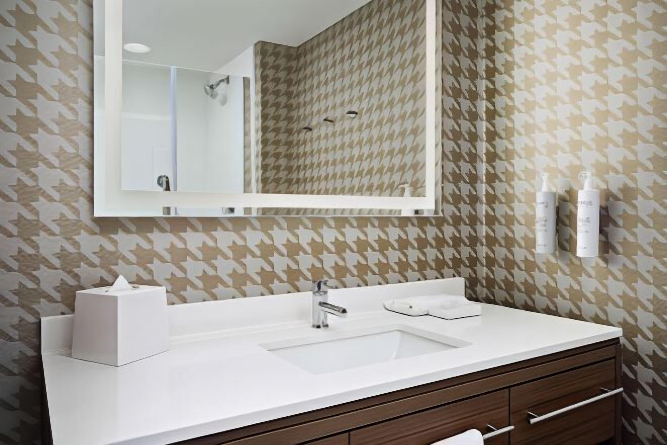 Artículos de tocador gratuitos, secador de pelo, toallas, jabón