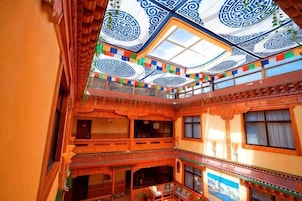 Un edificio tradicional de varios niveles con balcones ornamentales y un techo con diseño.