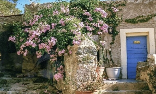 Exterior detail - Chambre Familiale de Charme 4 Personnes Dans un Charmant Village (Corbara)