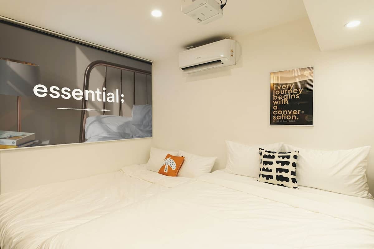 Movie and Singing Room | 1 habitación, escritorio y espacio para trabajar con laptop