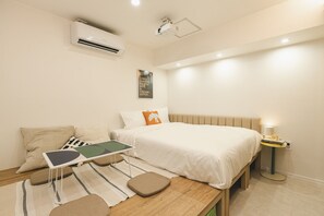 Movie and Singing Room | Skrivebord, skrivebord for bærbar PC, wi-fi (inkludert) og sengetøy